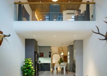 Cầu thang, phòng ăn tầng 1 được điều tiết ánh sáng thông qua hệ thống đèn thả trần, LED phù hợpẢnh: Quang Trần