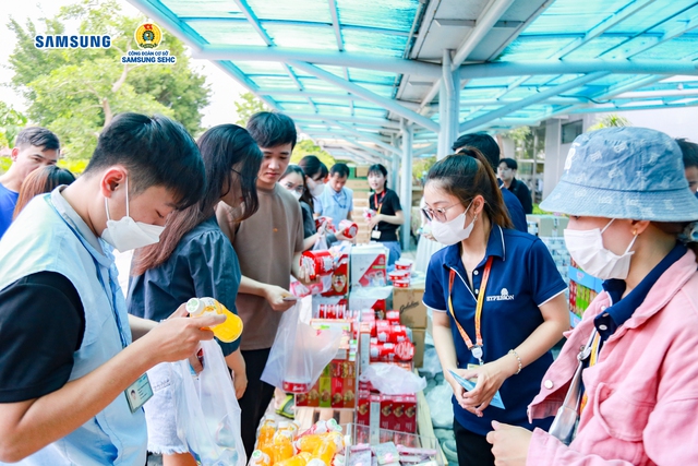 Một doanh nghiệp chi tiền tỉ tổ chức "Phiên chợ 0 đồng" cho công nhân- Ảnh 1.