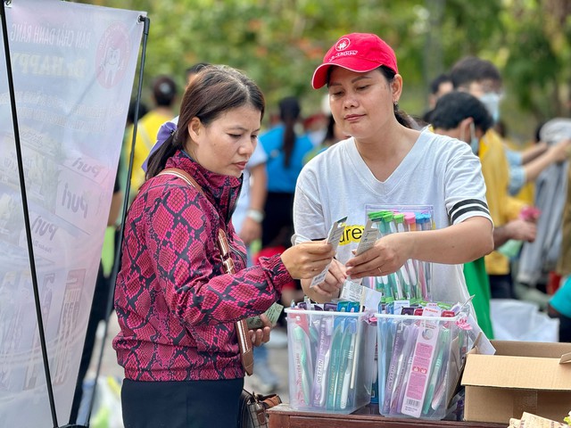 Người lao động làm việc theo giờ chịu nhiều thiệt thòi do không có khoản nào khác ngoài tiền công Ảnh: NGỌC ANH