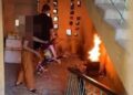 Xử phạt người phụ nữ đốt vàng mã ở cầu thang khu tập thể- Ảnh 1.