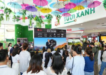 A group of people in a mall  Description automatically generated