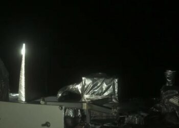 Tàu NASA thoát hiểm, hướng đến