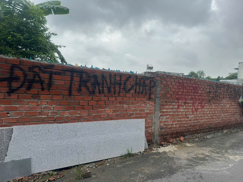 Riêng tư: Khu đất của hàng chục hộ dân ở Đồng Nai bị xây tường bao, rào chắn