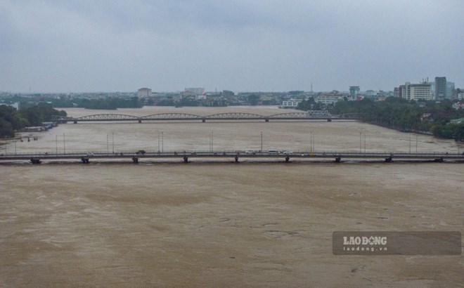 Đường sắt thông báo ngừng chạy nhiều tàu SE do lũ ở Huế