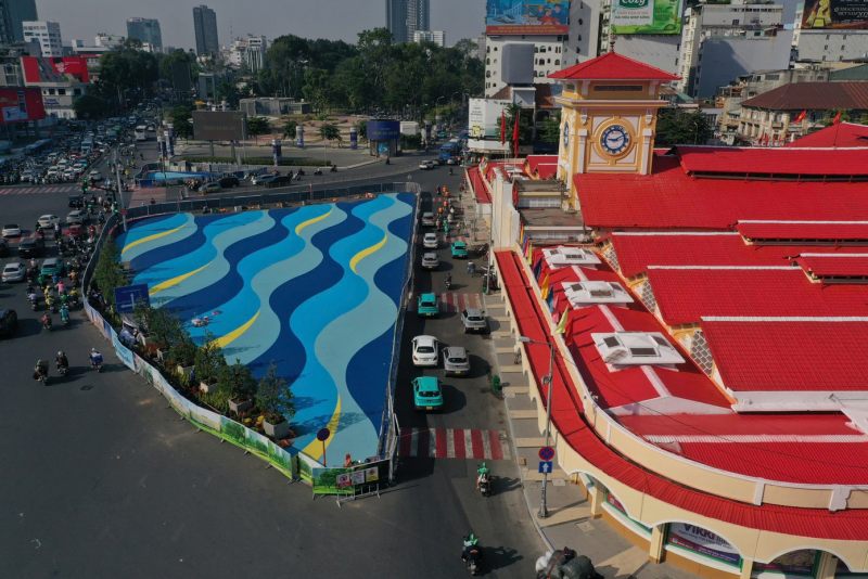 Họa tiết mới lạ hình sóng nước xanh ngay trước mặt tiền chợ Bến Thành