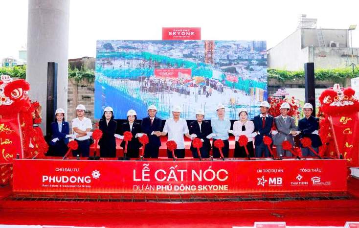 Phú Đông SkyOne cất nóc sớm 3 tháng, tung ưu đãi mạnh hút người mua nhà
