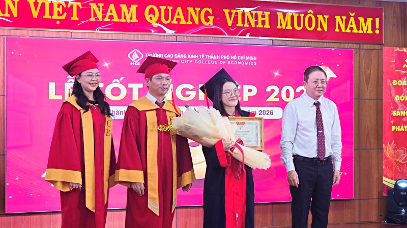 1.110 tân cử nhân, kỹ sư thực hành nhận bằng tốt nghiệp tại Trường Cao đẳng Kinh tế TP.HCM
