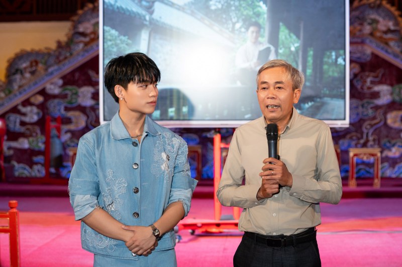MONO làm điều chưa từng có khi countdown MV ngay tại nơi ghi hình ở Huế
