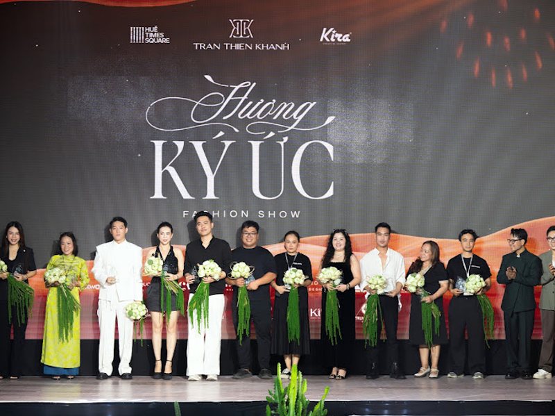 Trần Thiện Khánh đưa tình mẫu tử và hồn Huế vào áo dài