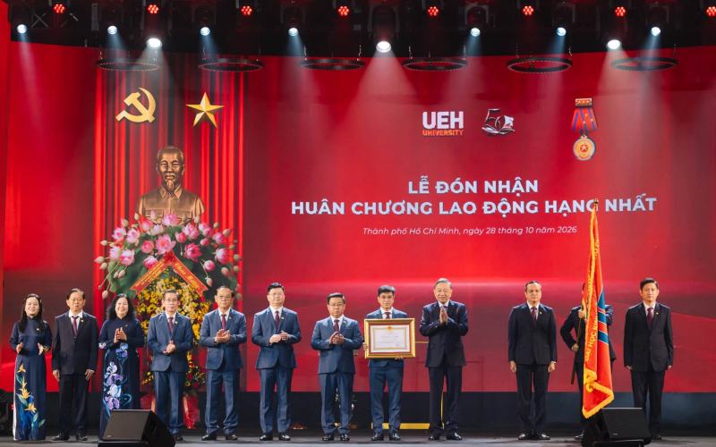 UEH kỷ niệm 50 năm thành lập, đón nhận Huân chương Lao động hạng Nhất